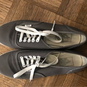 Authentic lo pro Vans unisex tennis shoes.